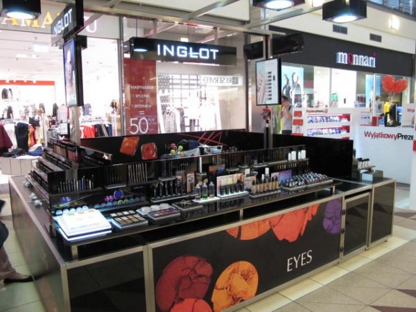 stand_Inglot.jpg
